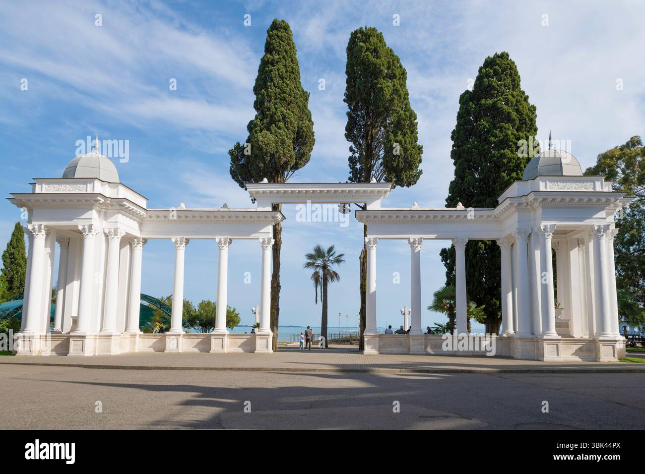SUKHUM, ABKHAZIA - 17 MAGGIO 2025: Colonnato Sukhumi in un giorno di maggio soleggiato Foto Stock