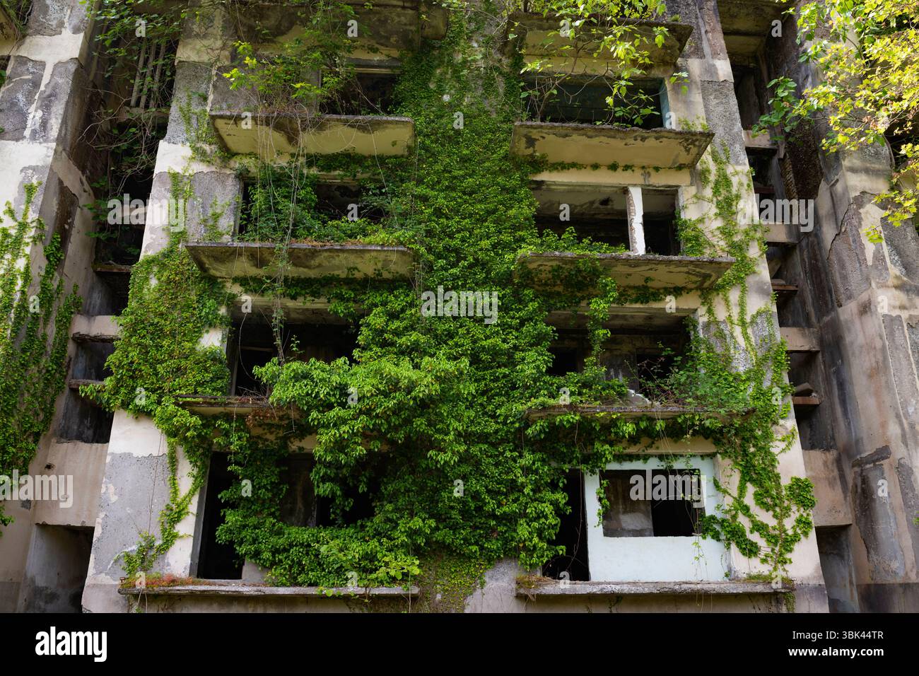 La facciata di un condominio abbandonato in una giornata di sole. Achigvara, Abkhazia Foto Stock