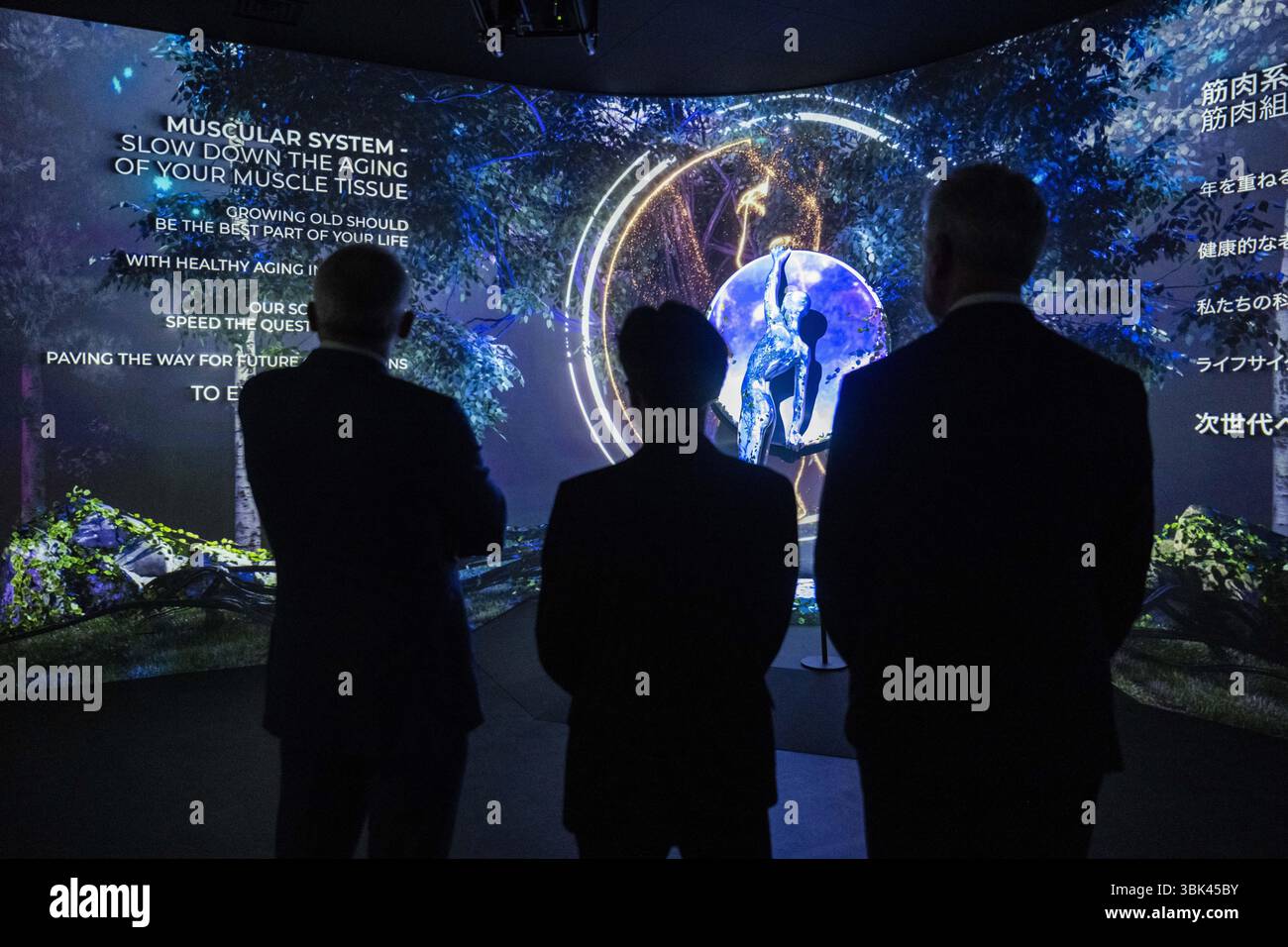 Osaka, Giappone. 18 giugno 2025. Una visita al padiglione belga all'Universal World Expo (13/04-13/10) durante la settimana fiamminga (15-21/06), a Osaka, Kansai, Giappone, mercoledì 18 giugno 2025. L'Expo 2025 è un'esposizione mondiale organizzata dal Bureau International des Expositions (BIE). Si svolge per sei mesi dal 13 aprile 2025 al 13 ottobre 2025. BELGA PHOTO ROB WALBERS credito: Belga News Agency/Alamy Live News Foto Stock