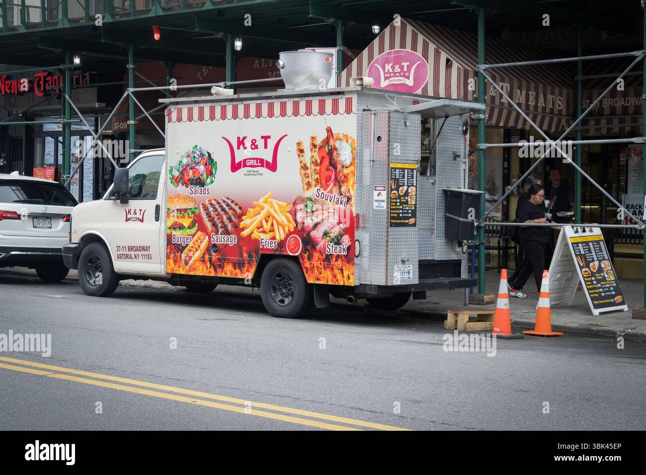 Un food truck per la macelleria K&T Grill a Broadway ad Astoria, Queens, New York. Foto Stock