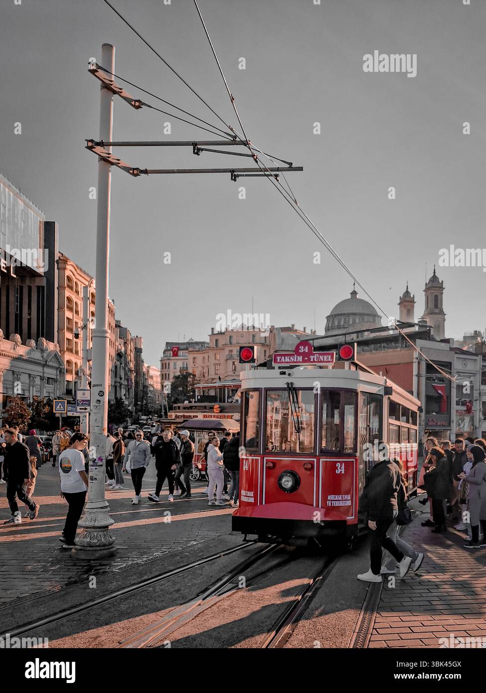 Tram rosso in Piazza Taksim. - Immagine stock catturata con smartphone