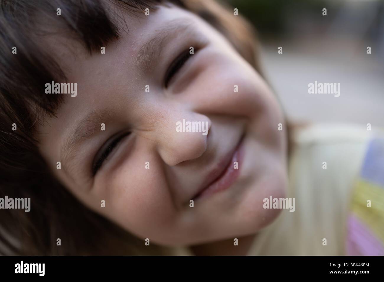 Un ragazzino che fa facce e scherza in giro Foto Stock