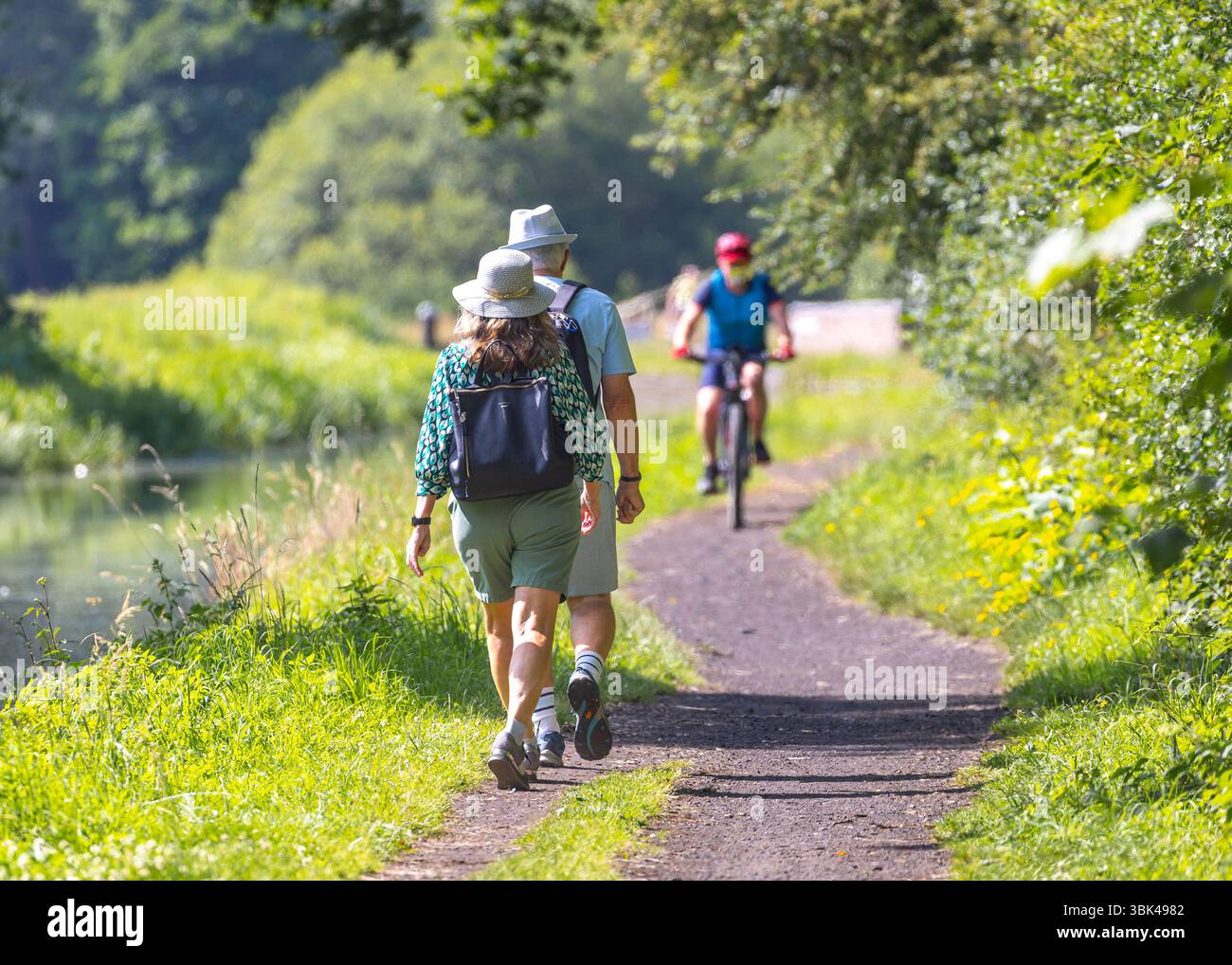 Kidderminster, Regno Unito. 18 giugno 2024. Meteo nel Regno Unito: Le persone e i ciclisti sono fuori su un sentiero del canale durante una giornata di sole a giugno nelle Midlands. La temperatura sta aumentando rapidamente raggiungendo i 25 gradi celsius molto comodi. Crediti: Lee Hudson/Alamy Live News Foto Stock