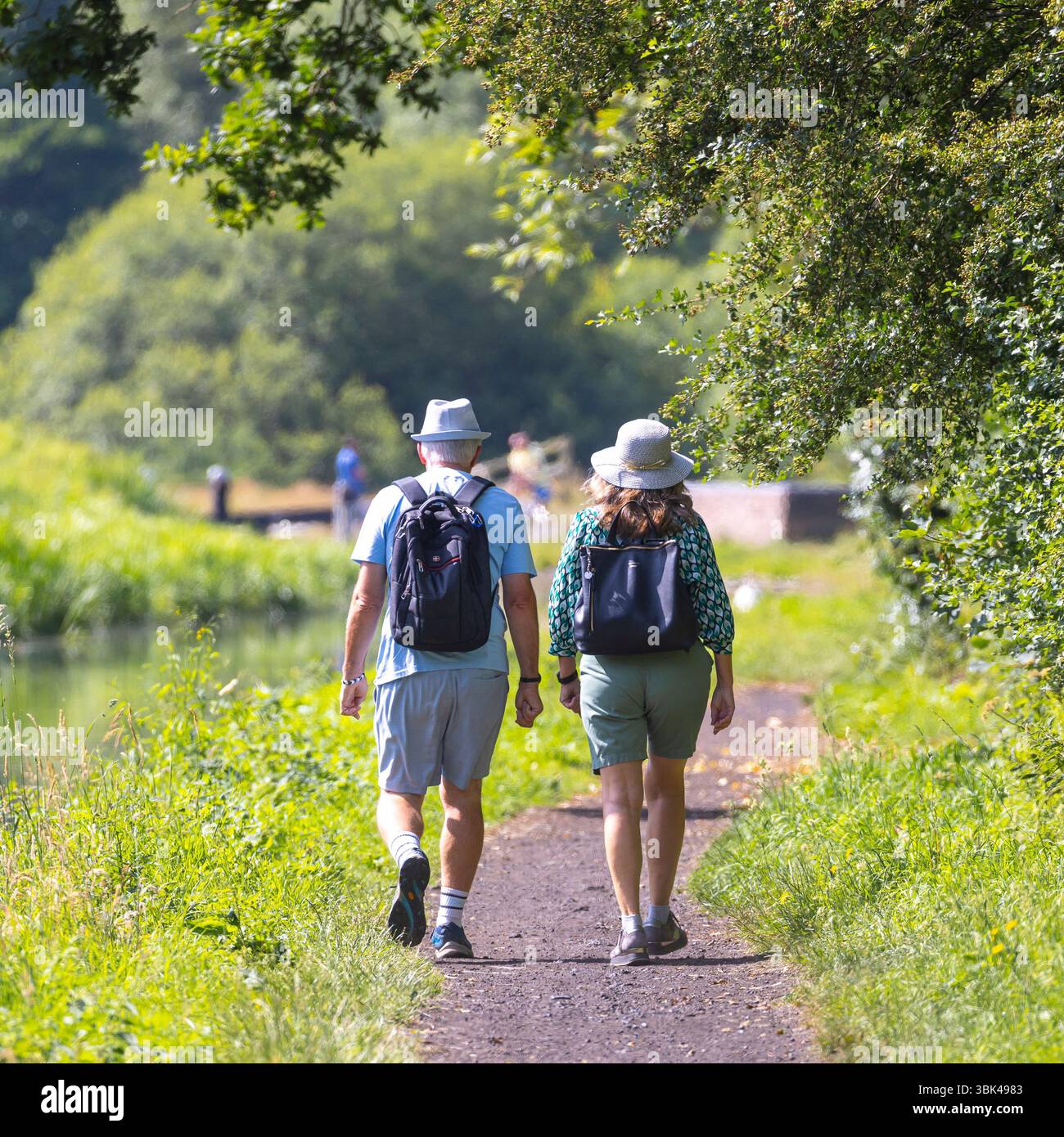 Kidderminster, Regno Unito. 18 giugno 2024. Meteo nel Regno Unito: Le persone sono fuori a piedi su un sentiero del canale durante una giornata di sole a giugno nelle Midlands. La temperatura sta aumentando rapidamente raggiungendo i 25 gradi celsius molto comodi. Crediti: Lee Hudson/Alamy Live News Foto Stock