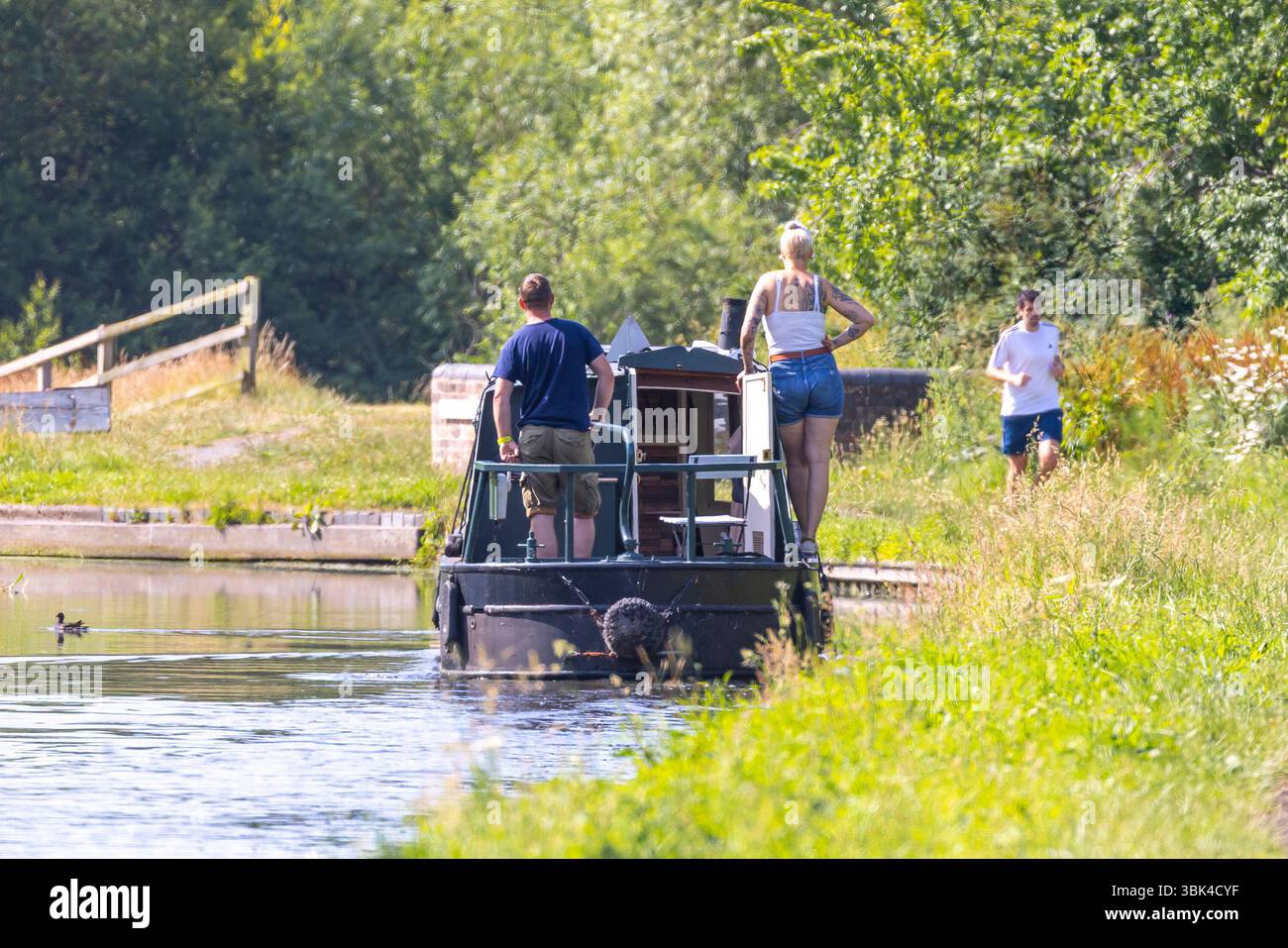 Kidderminster, Regno Unito. 18 giugno 2024. Meteo nel Regno Unito: Le persone sono fuori in barca sul canale durante una giornata di sole a giugno nelle Midlands. Oggi la temperatura sta aumentando rapidamente raggiungendo un livello molto confortevole di 25 gradi celsius . Crediti: Lee Hudson/Alamy Live News Foto Stock