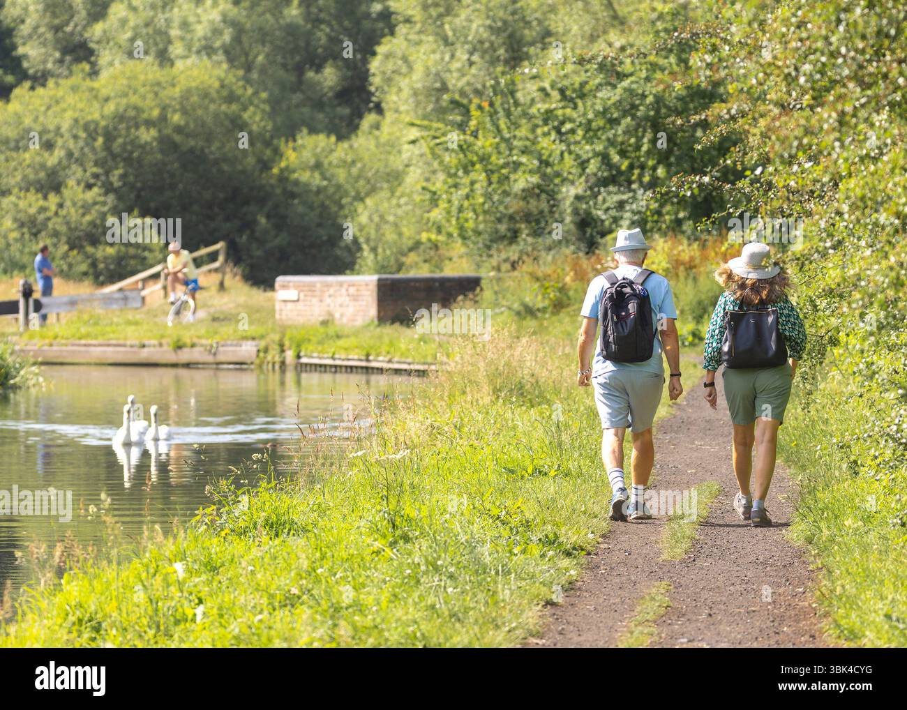 Kidderminster, Regno Unito. 18 giugno 2024. Meteo nel Regno Unito: Le persone sono fuori a piedi su un sentiero del canale durante una giornata di sole a giugno nelle Midlands. La temperatura sta aumentando rapidamente raggiungendo i 25 gradi celsius molto comodi. Crediti: Lee Hudson/Alamy Live News Foto Stock