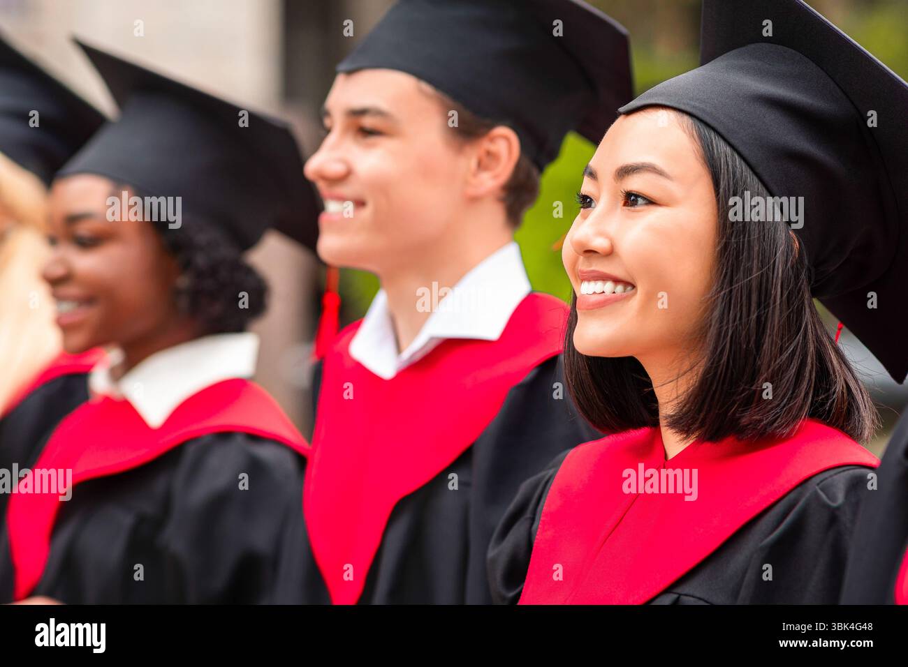 Gruppo multirazziale di laureati con cerimonia di laurea, primo piano Foto Stock