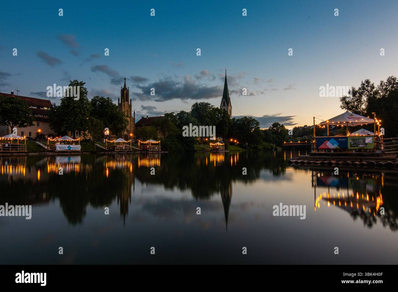 Atmosfera serale al fiume Neckar a Rottenburg am Neckar, Germania Foto Stock