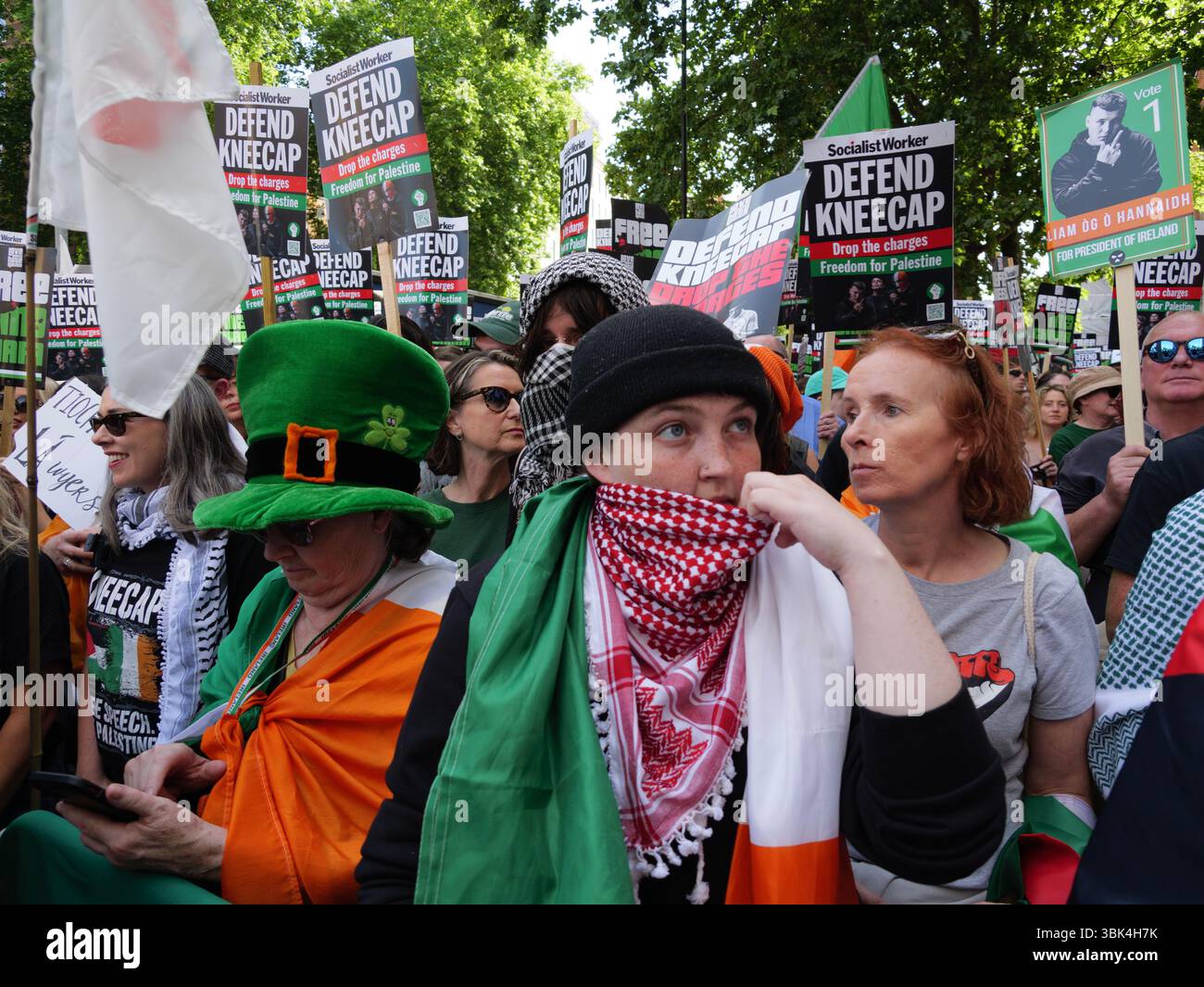Manifestanti fuori dalla Corte dei magistrati di Westminster mercoledì 18 giugno 2025 a sostegno di Liam o'Hanna, o Liam og o hAnnaidh del trio irlandese Hip Hop Kneecap, accusato di mostrare una bandiera a sostegno di Hezbollah, un'organizzazione vietata nel Regno Unito Foto Stock