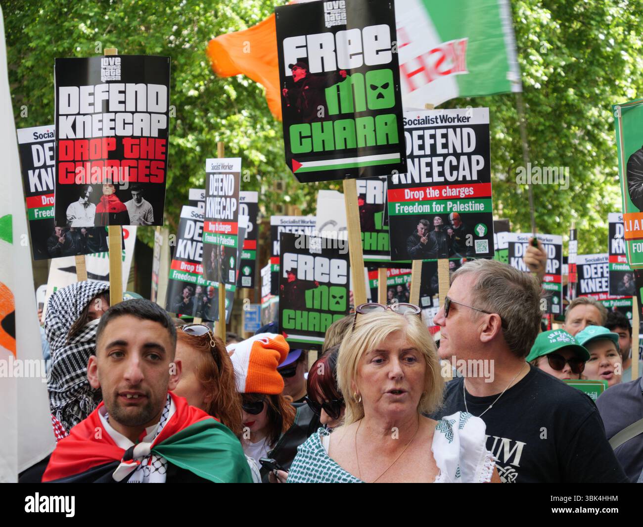 Manifestanti fuori dalla Corte dei magistrati di Westminster mercoledì 18 giugno 2025 a sostegno di Liam o'Hanna, o Liam og o hAnnaidh del trio irlandese Hip Hop Kneecap, accusato di mostrare una bandiera a sostegno di Hezbollah, un'organizzazione vietata nel Regno Unito Foto Stock