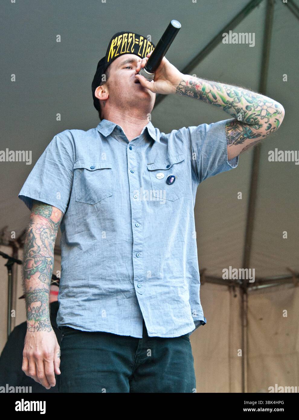 Jordan Pundik dei New Found Glory in concerto al radio 104,5 WRFF's Winter Jam at the Piazza at Schmidts a Philadelphia - 28 gennaio 2012 Foto Stock