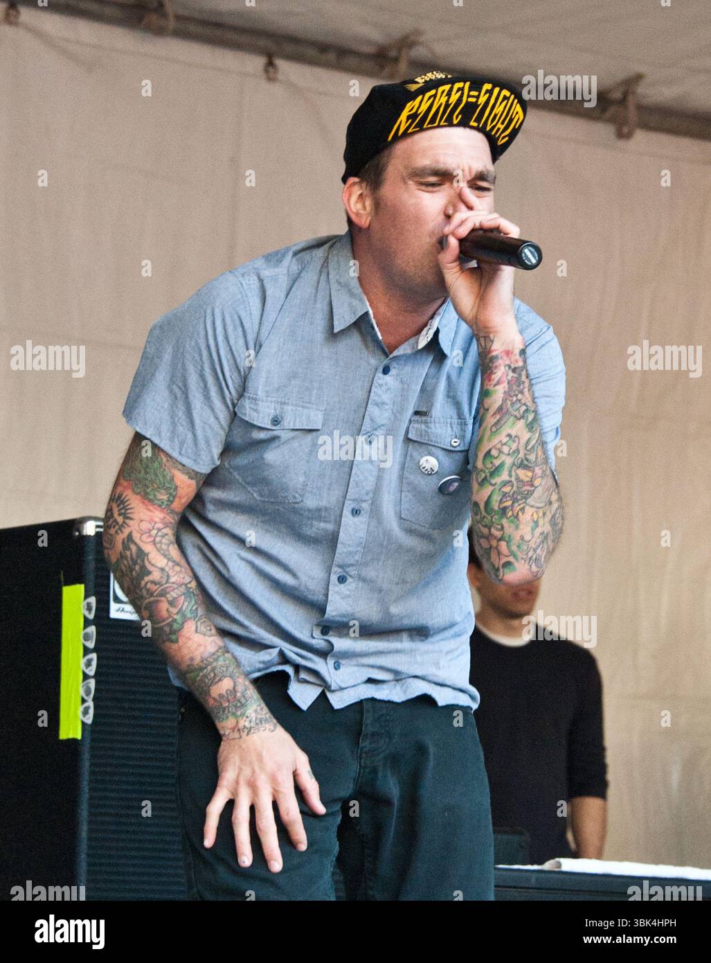 Jordan Pundik dei New Found Glory in concerto al radio 104,5 WRFF's Winter Jam at the Piazza at Schmidts a Philadelphia - 28 gennaio 2012 Foto Stock
