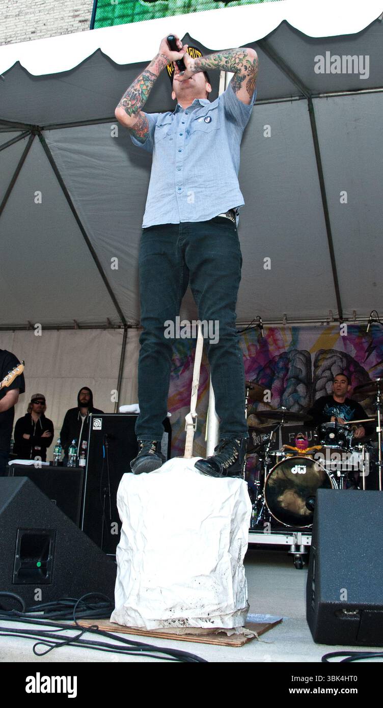 Jordan Pundik dei New Found Glory in concerto al radio 104,5 WRFF's Winter Jam at the Piazza at Schmidts a Philadelphia - 28 gennaio 2012 Foto Stock
