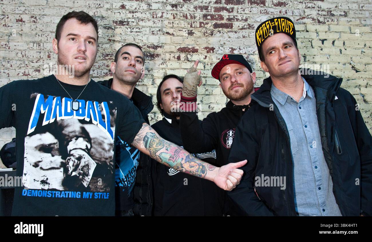 Chad Gilbert, Cyrus Bolooki, Ian Grushka, Jordan Pundik e Steve Klein dei New Found Glory in concerto alla radio 104,5 WRFF's Winter Jam at the Piazza at Schmidts a Philadelphia - 28 gennaio 2012 Foto Stock