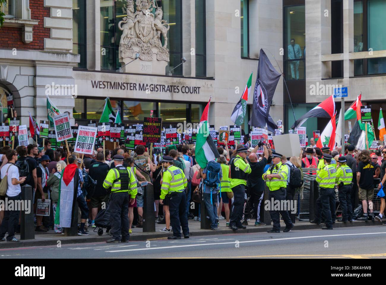 Manifestanti fuori dalla Corte dei magistrati di Westminster mercoledì 18 giugno 2025 a sostegno di Liam o'Hanna, o Liam og o hAnnaidh del trio irlandese Hip Hop Kneecap, accusato di mostrare una bandiera a sostegno di Hezbollah, un'organizzazione vietata nel Regno Unito Foto Stock