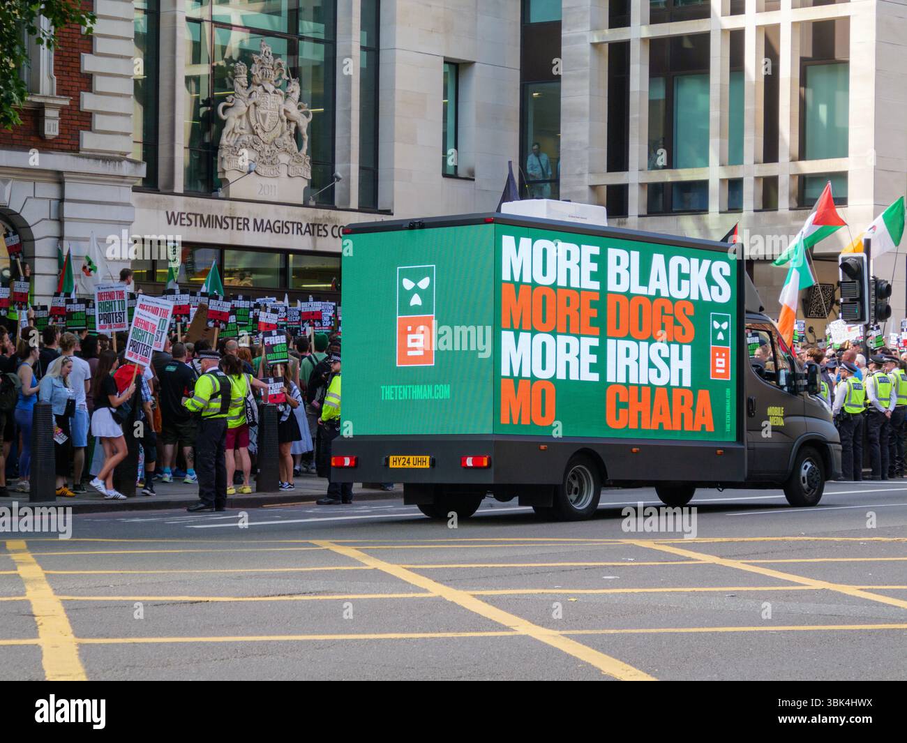 "More Blacks, More Dogs, More Irish, Mo Chara" ha fatto un giro davanti alla Corte dei magistrati di Westminster mercoledì 18 giugno 2025 a sostegno di Liam o'Hanna, o Liam og o hAnnaidh del trio irlandese Hip Hop Kneecap accusato di esporre una bandiera a sostegno di Hezbollah, un'organizzazione vietata nel Regno Unito Foto Stock