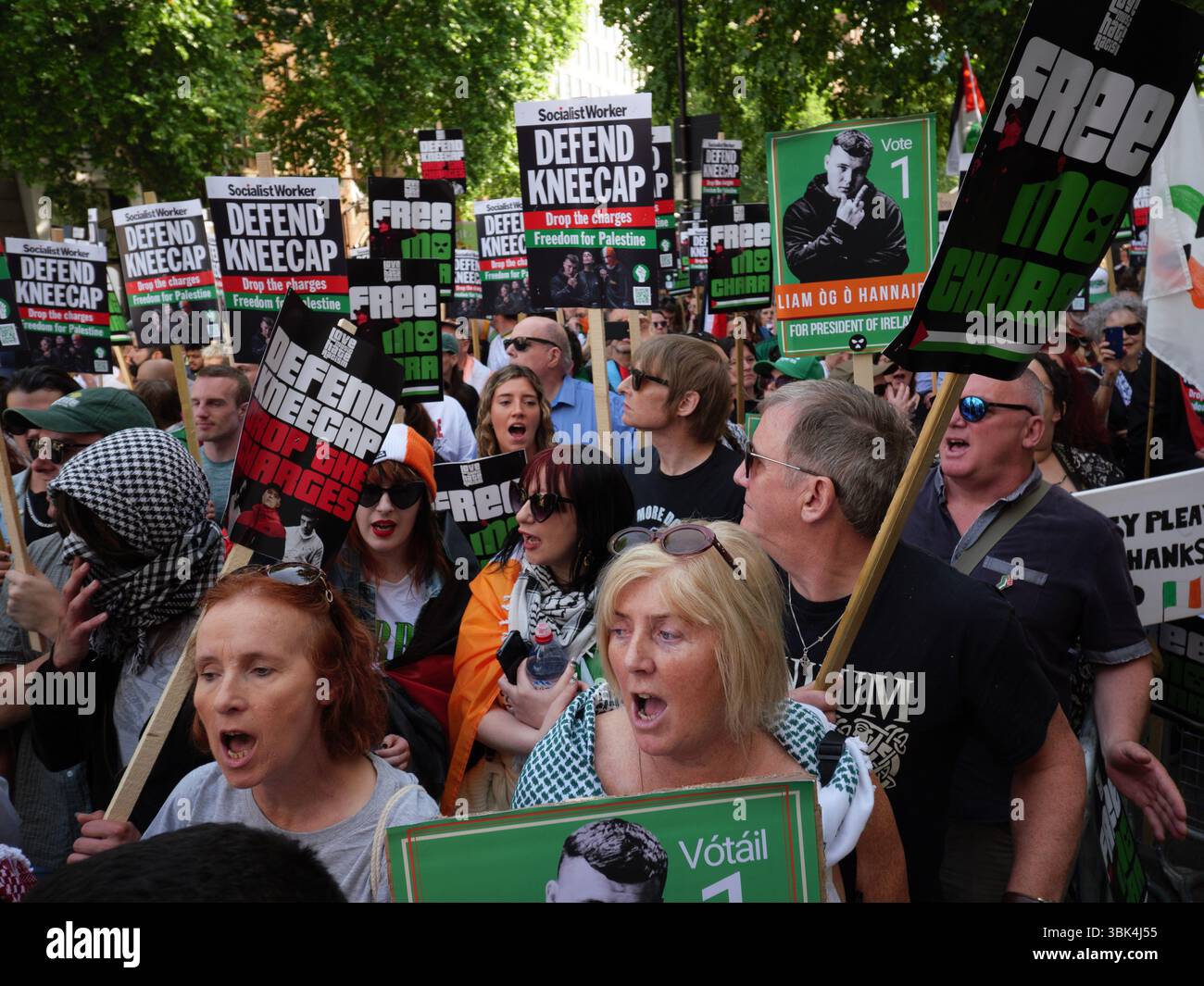 Manifestanti fuori dalla Corte dei magistrati di Westminster mercoledì 18 giugno 2025 a sostegno di Liam o'Hanna, o Liam og o hAnnaidh del trio irlandese Hip Hop Kneecap, accusato di mostrare una bandiera a sostegno di Hezbollah, un'organizzazione vietata nel Regno Unito Foto Stock