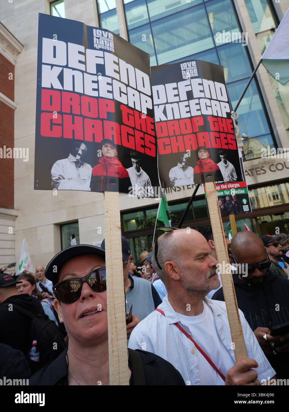 Manifestanti fuori dalla Corte dei magistrati di Westminster mercoledì 18 giugno 2025 a sostegno di Liam o'Hanna, o Liam og o hAnnaidh del trio irlandese Hip Hop Kneecap, accusato di mostrare una bandiera a sostegno di Hezbollah, un'organizzazione vietata nel Regno Unito Foto Stock