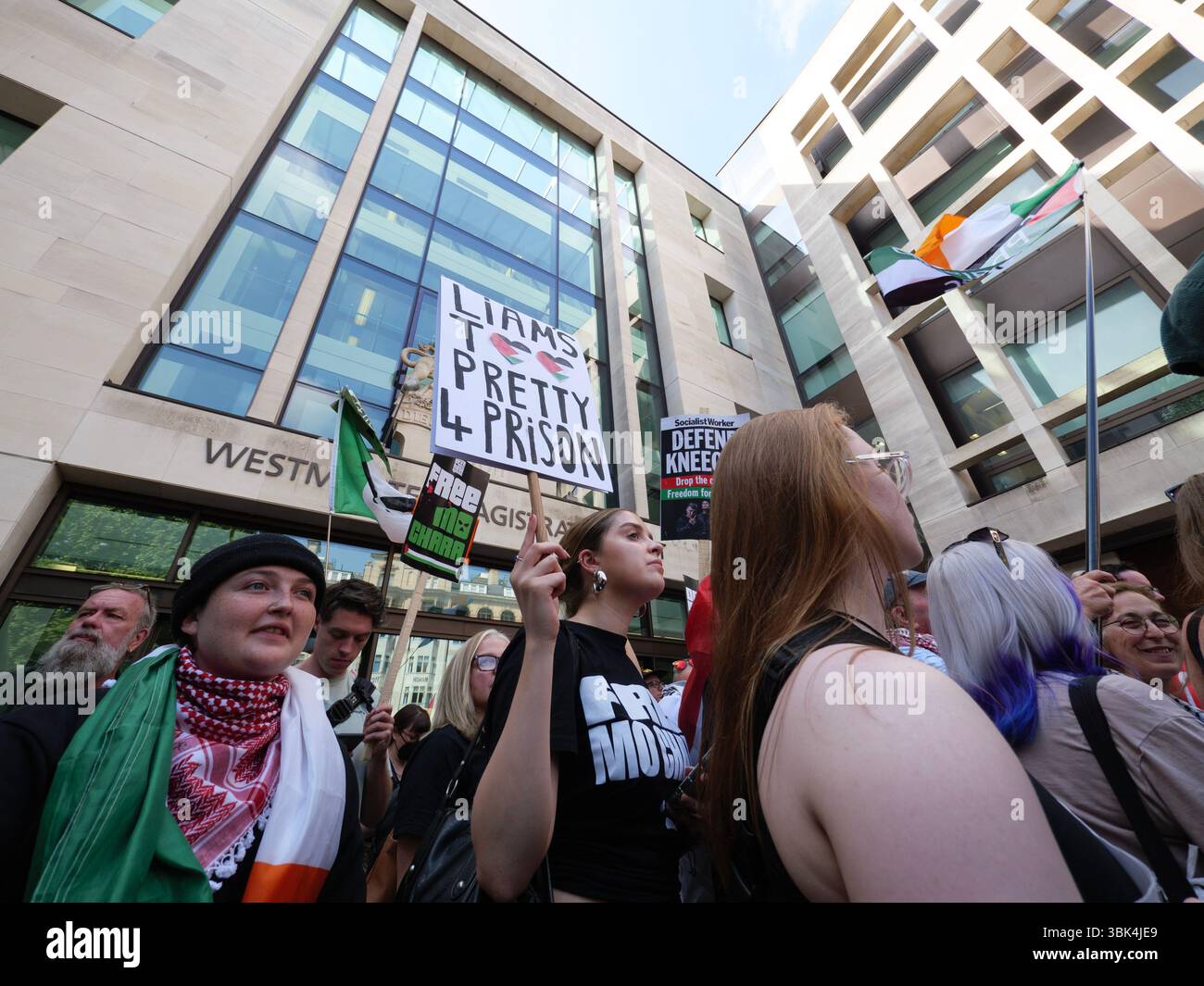 Manifestanti fuori dalla Corte dei magistrati di Westminster mercoledì 18 giugno 2025 a sostegno di Liam o'Hanna, o Liam og o hAnnaidh del trio irlandese Hip Hop Kneecap, accusato di mostrare una bandiera a sostegno di Hezbollah, un'organizzazione vietata nel Regno Unito Foto Stock