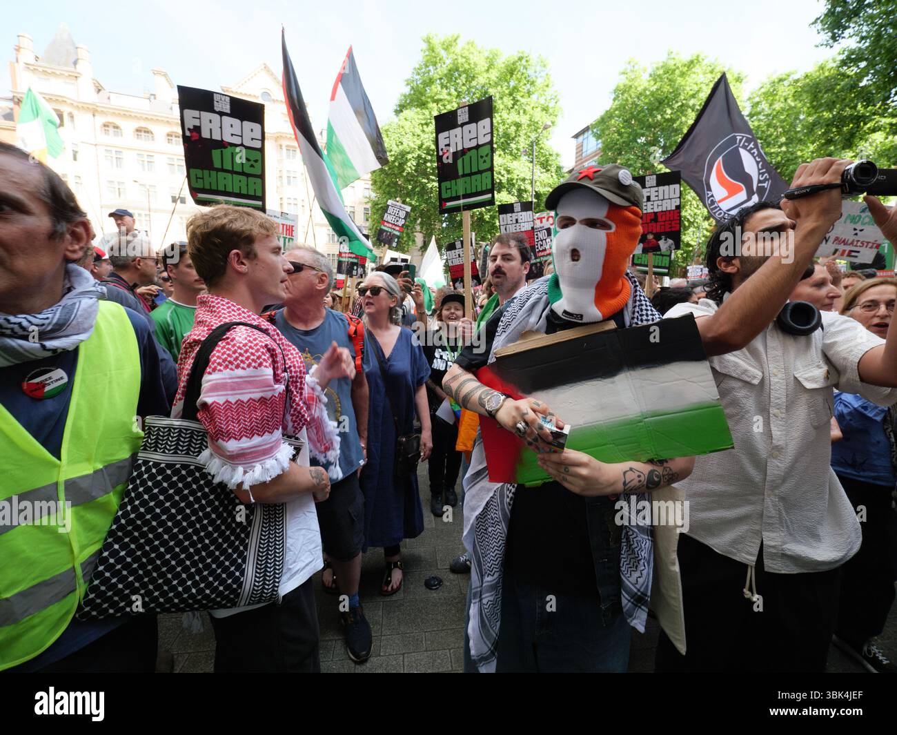 Manifestanti fuori dalla Corte dei magistrati di Westminster mercoledì 18 giugno 2025 a sostegno di Liam o'Hanna, o Liam og o hAnnaidh del trio irlandese Hip Hop Kneecap, accusato di mostrare una bandiera a sostegno di Hezbollah, un'organizzazione vietata nel Regno Unito Foto Stock