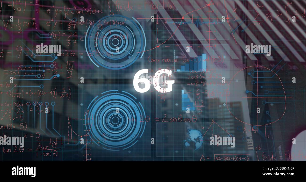 Mostra il logo 6G bianco in un ufficio sfocato con interfacce HUD, cartografia, formule e circuiti a globo Foto Stock