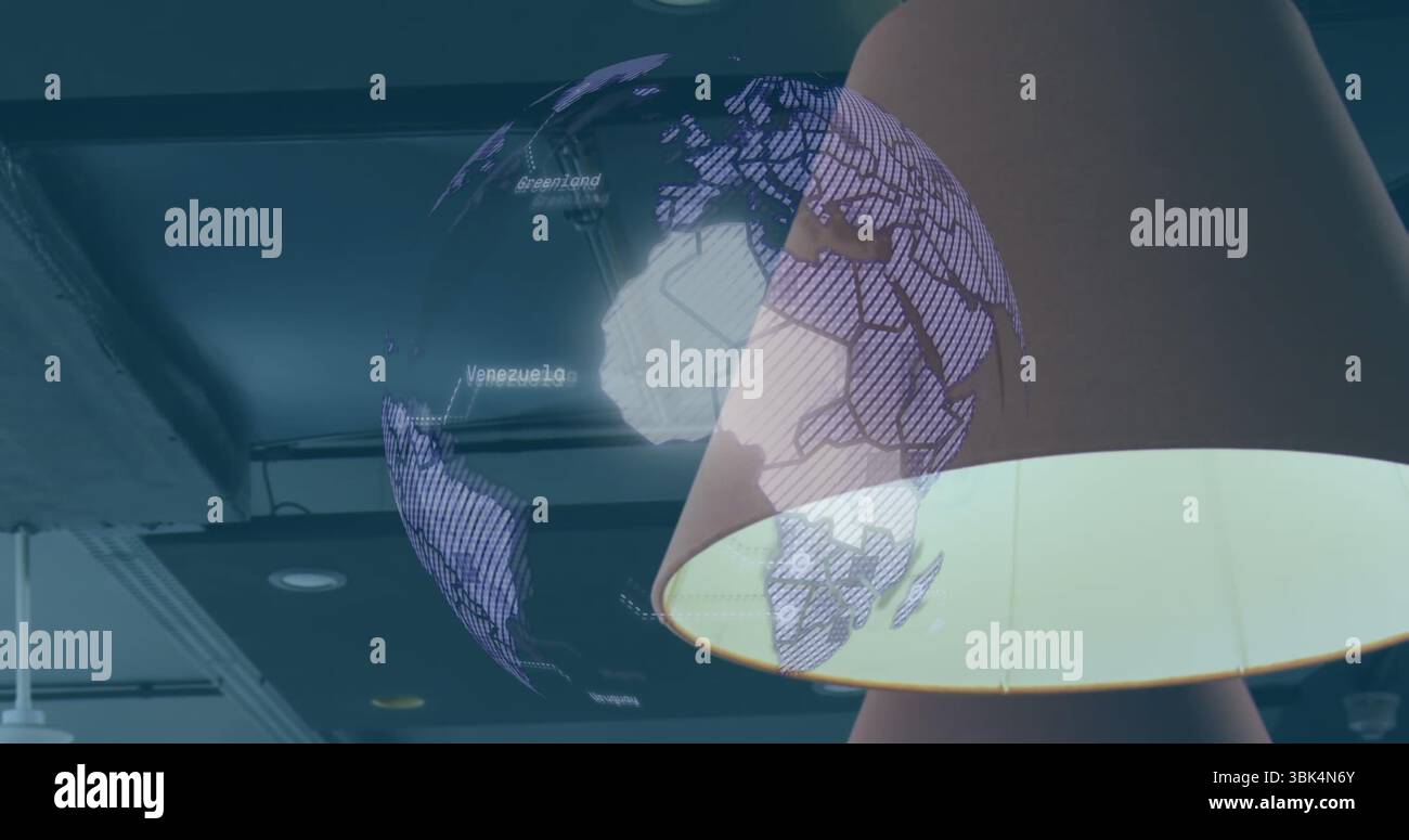 Ologramma digitale del globo proiettato sul paralume conico della lampada nel salone: Travi a soffitto, luci da incasso Foto Stock