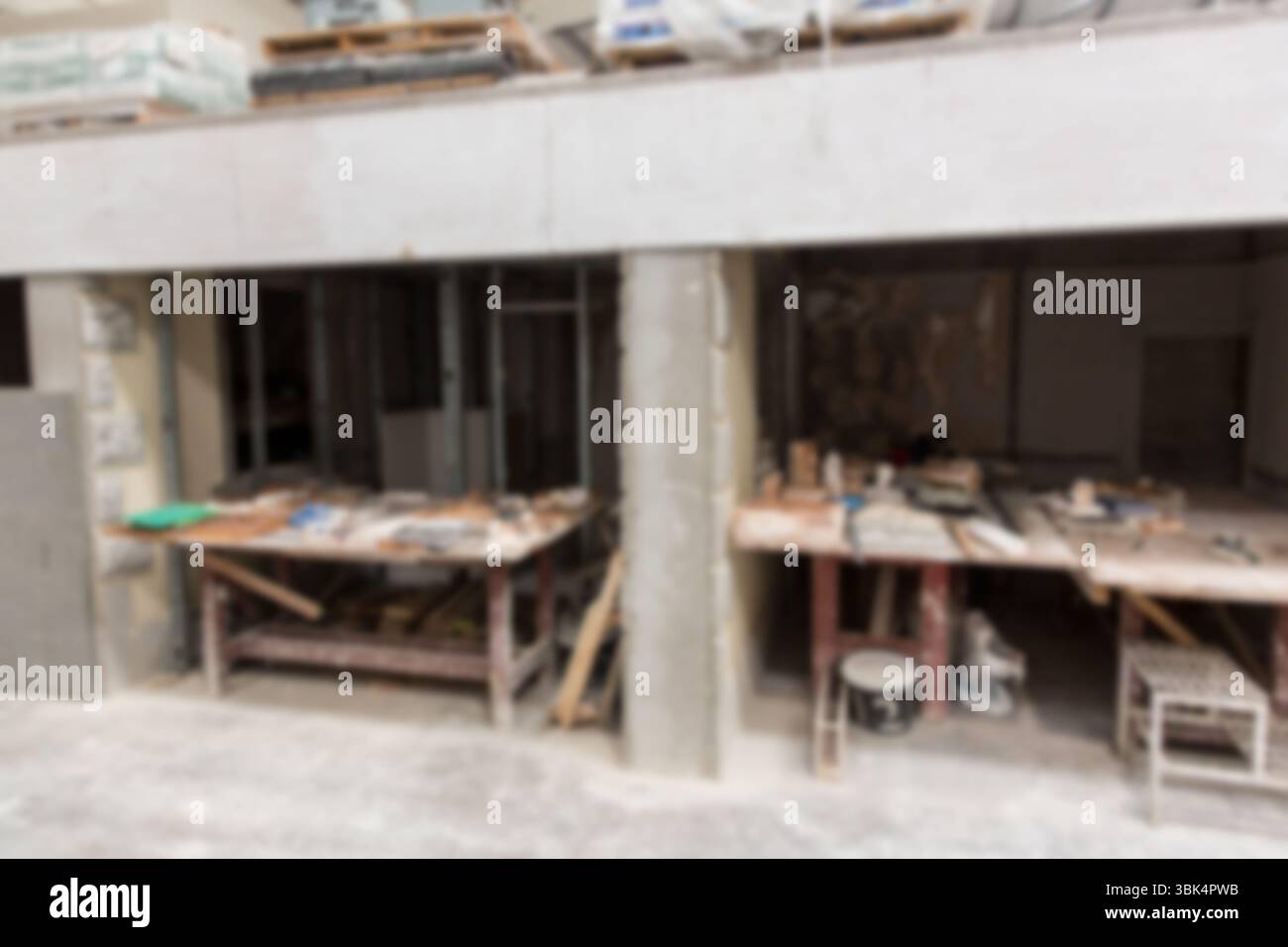 La colonna di supporto per calcestruzzo si trova in un cantiere dal design piatto, mostrando utensili elettrici e benne Foto Stock