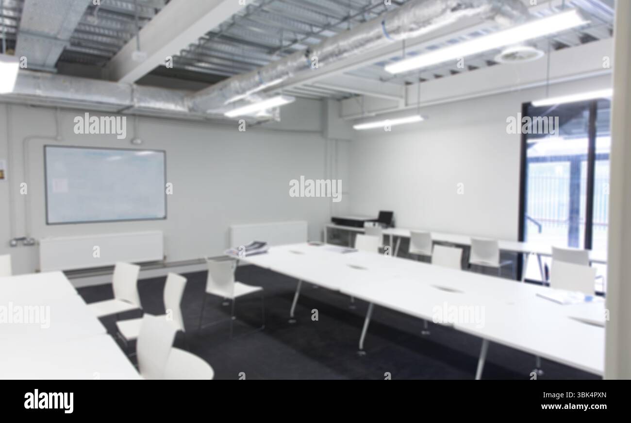 L'illustrazione dal design piatto mostra la sala riunioni dell'ufficio con tavoli da lavagna bianca e condotti esposti Foto Stock