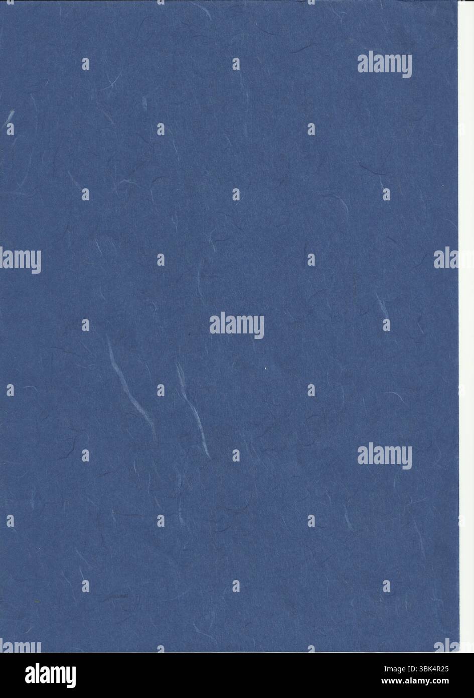 Il foglio di carta a trama blu profonda è piatto con un design vettoriale piatto, con bordo bianco Foto Stock