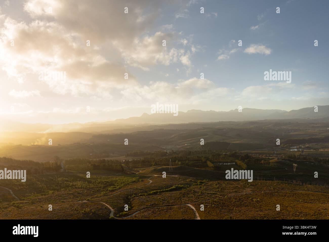 Il disegno piatto mostra la vallata panoramica illuminata dall'alba con sentieri e terreni agricoli Foto Stock