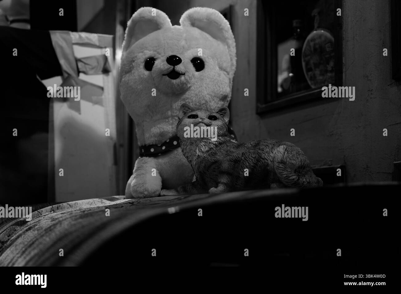 Un peluche cane e un gatto in ceramica condividono un angolo accogliente all'interno di un eccentrico caffè di Tokyo Foto Stock