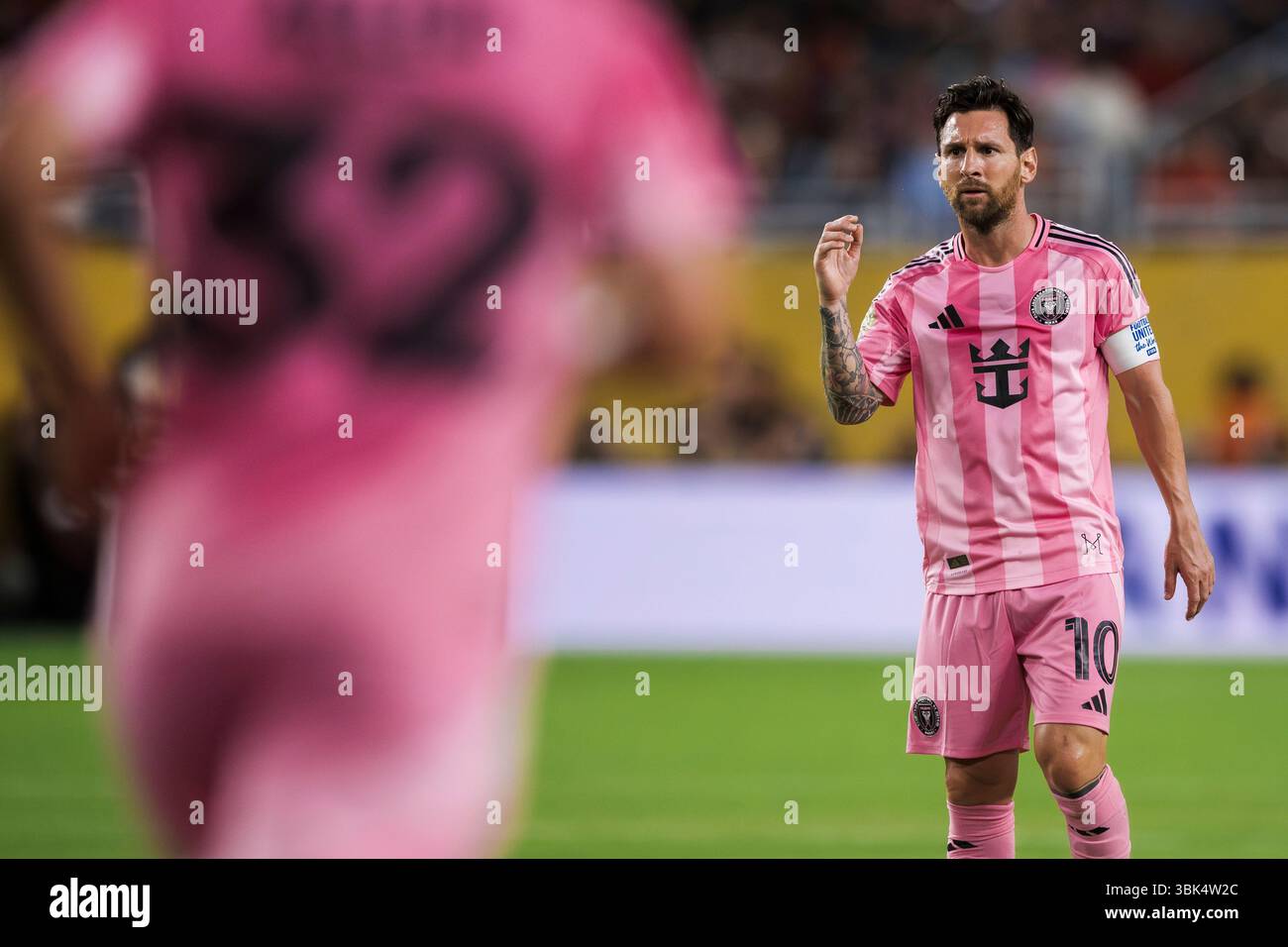 Lionel messi dell'Inter Miami CF gesti durante la partita di calcio della Coppa del mondo per club tra al Ahly FC e Inter Miami CF. Foto Stock