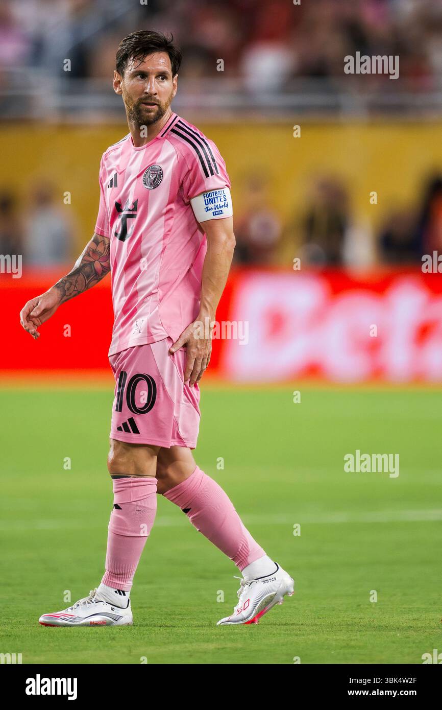 Lionel messi dell'Inter Miami CF guarda durante la partita di calcio della Coppa del mondo per club tra al Ahly FC e Inter Miami CF. Foto Stock