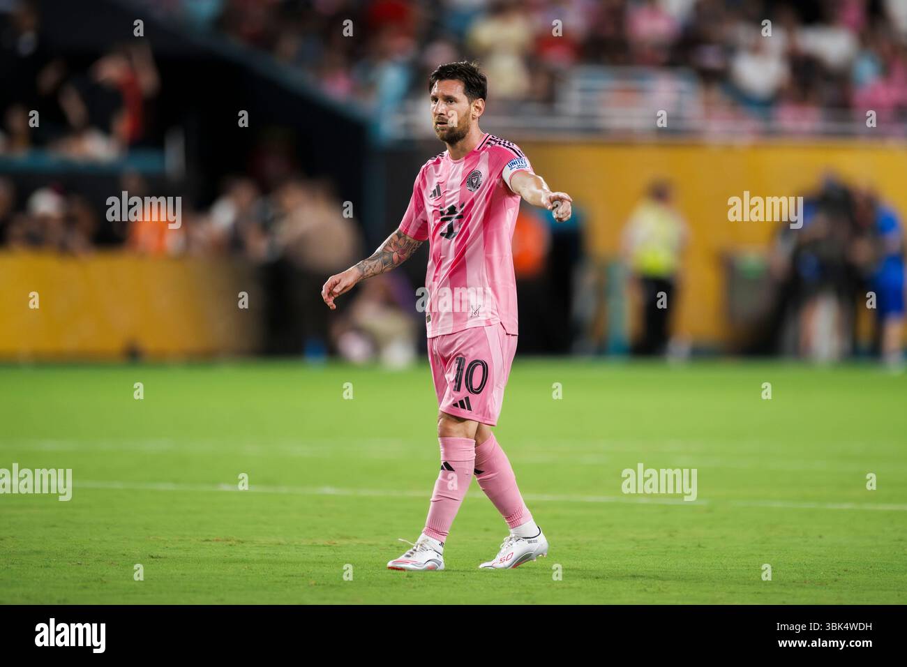 Lionel messi dell'Inter Miami CF gesti durante la partita di calcio della Coppa del mondo per club tra al Ahly FC e Inter Miami CF. Foto Stock