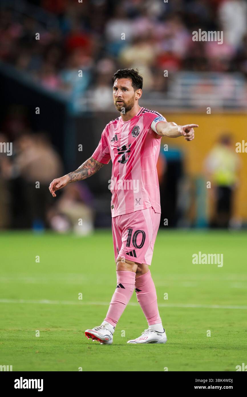 Lionel messi dell'Inter Miami CF gesti durante la partita di calcio della Coppa del mondo per club tra al Ahly FC e Inter Miami CF. Foto Stock