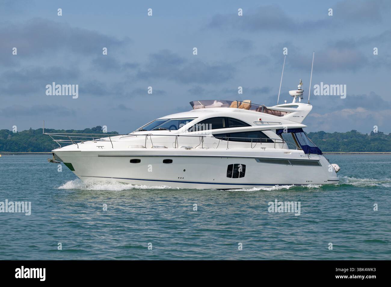 Fairline Phantom 48 Motor Yacht che scende da Southampton Water nel Solent probabilmente per partecipare alla Cowes Classic Yacht Regatta Foto Stock