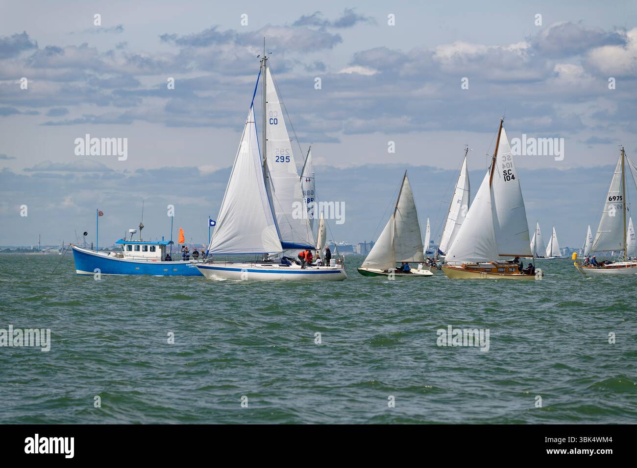 Sembra che CO295 Tabu una barca a vela comfort 34 di Sweden Yachts sia in posizione di sondaggio mentre passano la linea di partenza oltre la barca ufficiale di gara. Foto Stock