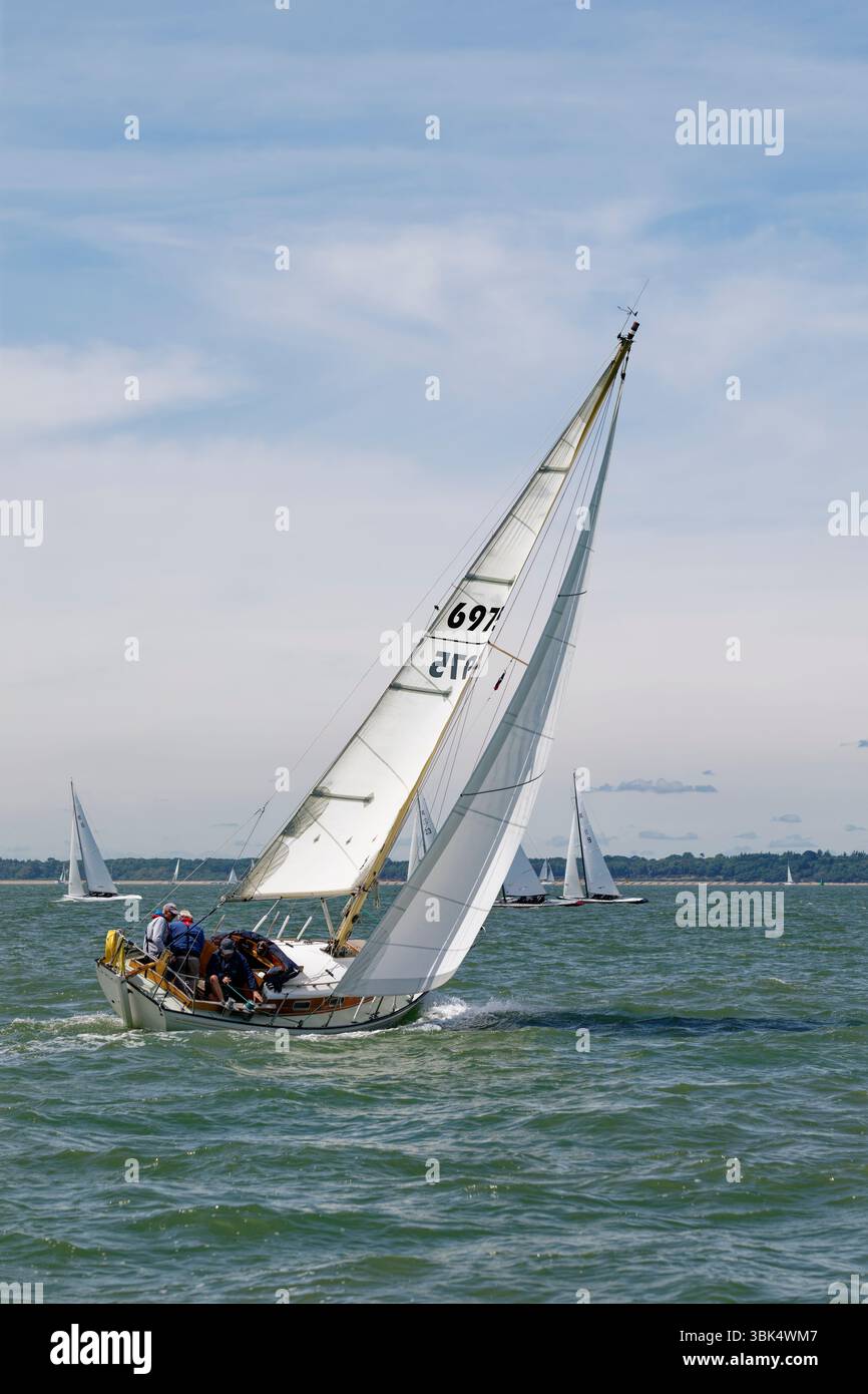 Nel Solent una classica barca a vela Twister compete in una gara di yacht durante la Cowes Classic Week Regatta che si tiene al largo della costa dell'Isola di Wight Foto Stock