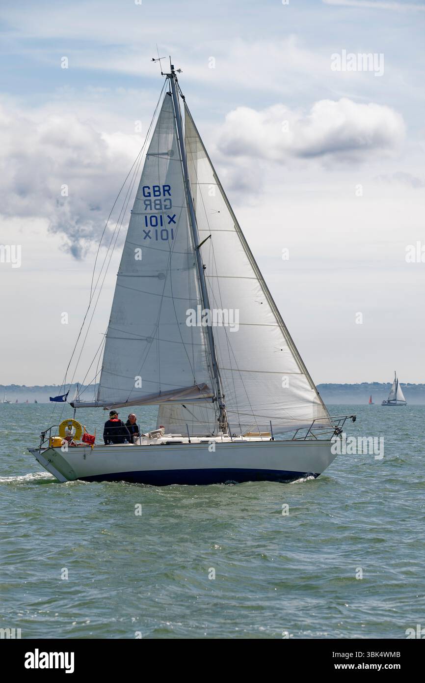 Una classica barca a vela Twister Quiet Lady gareggia in una gara di yacht durante la Cowes Classic Week Regatta che si tiene al largo della costa dell'Isola di Wight Foto Stock