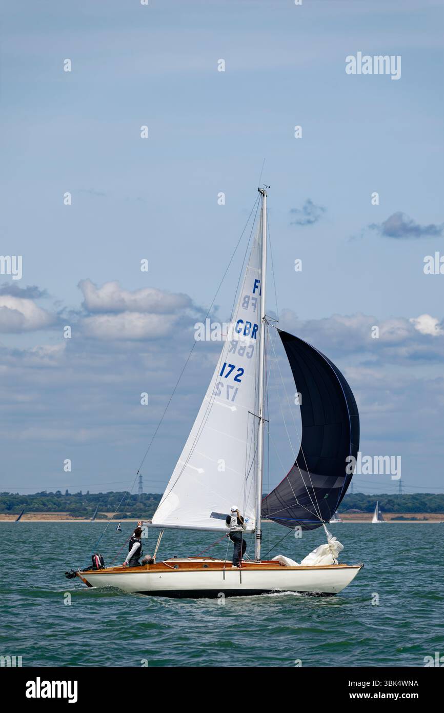 Folkdance una tradizionale Folkboat britannica costruita intorno al 1960 gareggia nella Cowes Classic Yacht Race che si tiene al largo della costa dell'Isola di Wight Foto Stock