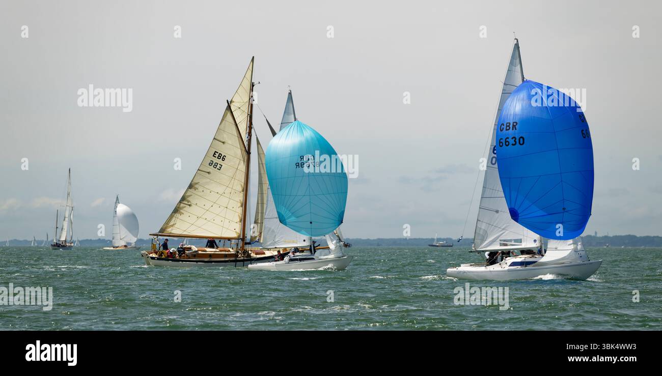 Una fantastica varietà di barche a vela ha partecipato alla Cowes Classic Week Regatta, tenutasi al largo delle coste dell'Isola di Wight, nell'Inghilterra meridionale Foto Stock