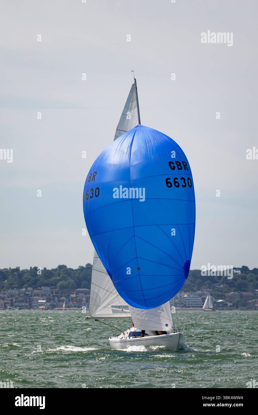 Wight Wedding a International H Boat con spinnaker che vola verso la vittoria nella Cowes Classic Week Regatta Foto Stock
