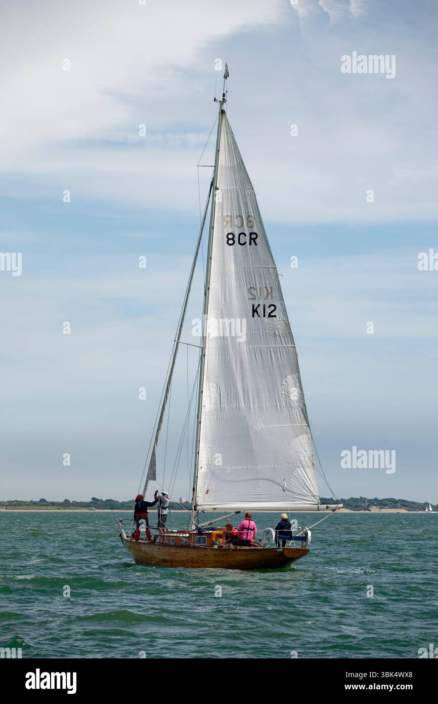 Cercando il fascino delle migliori condizioni del Rhu, un incrociatore internazionale di 8 metri costruito nel 1963 per Willie Lawrence, gareggia nella Cowes Classic Regatta Foto Stock