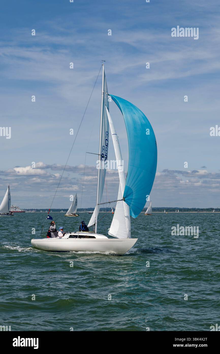 International H Boat GBR 8769 Warrior in viaggio verso un fantastico secondo posto alla Cowes Classic Regatta che si tiene al largo della costa dell'Isola di Wight Foto Stock