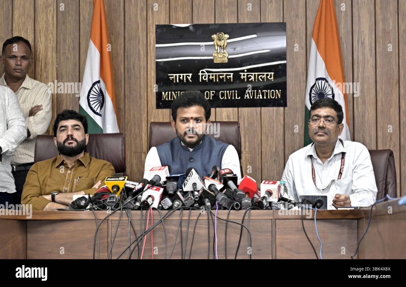 Nuova Delhi, India. 14 giugno 2025. Il ministro indiano dell'aviazione civile, Kinjarapu RAM Mohan Naidu, centro, fa commenti durante una conferenza stampa sul volo Air India Boeing 787 Dreamliner ai-171 schianto a Udan Bhawan, 14 giugno 2025 a nuova Delhi, India. L'aereo di linea Boeing 787 si schiantò in un dormitorio di una scuola medica poco dopo il decollo il 12 giugno uccidendo 241 passeggeri e membri dell'equipaggio e almeno 29 altri a terra. Crediti: Akshay Singhal/Press Information Bureau/Alamy Live News Foto Stock