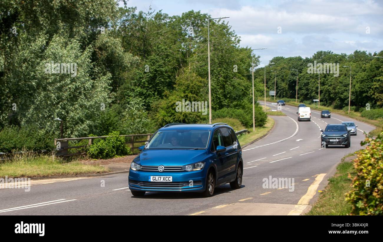 Milton Keynes,Bucks,UK - 16 giugno 2025: 2017 auto Volkswagen Touran blu con motore diesel su una strada britannica Foto Stock