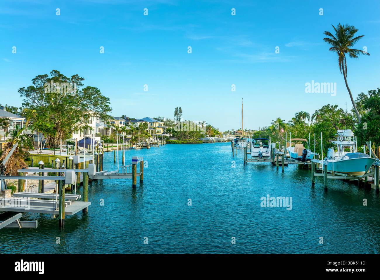 Paesaggio urbano di Siesta Key, vista sul canale con case e porticciolo, Sarasota, Florida Foto Stock