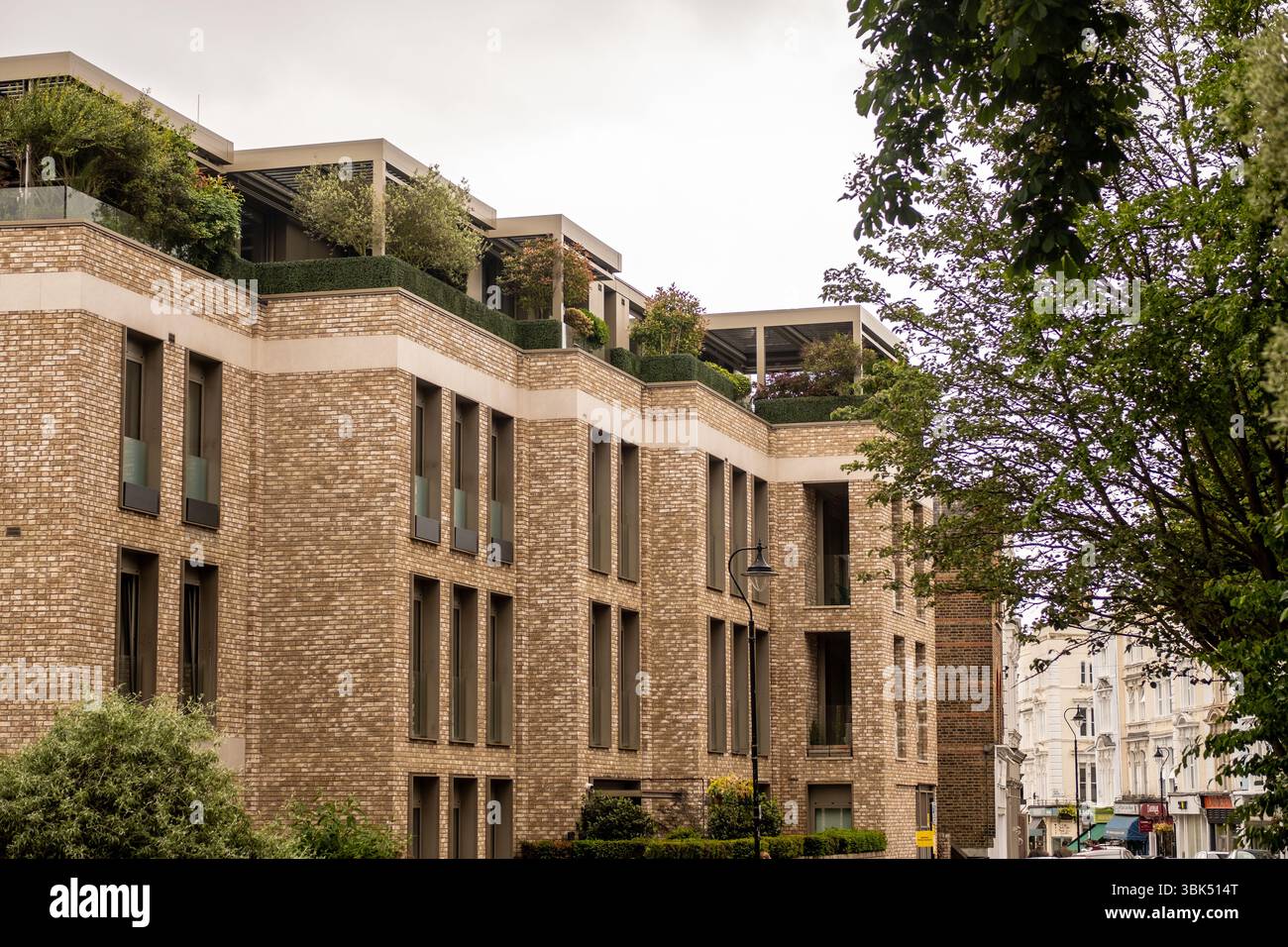 LONDRA - 22 MAGGIO 2025: Sviluppo residenziale di alto livello su Belsize Lane nella NW3, Camden Foto Stock
