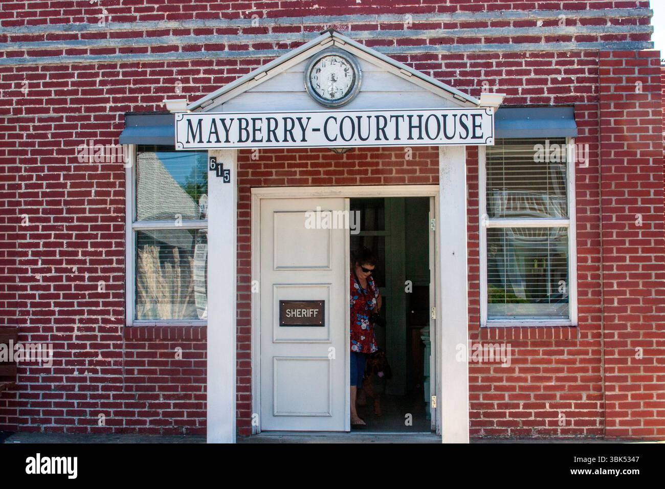 Replica Mayberry Courthouse a Mount Airy, North Carolina, consente ai fan di entrare nell'ufficio dello sceriffo dall'Andy Griffith Show. Foto Stock