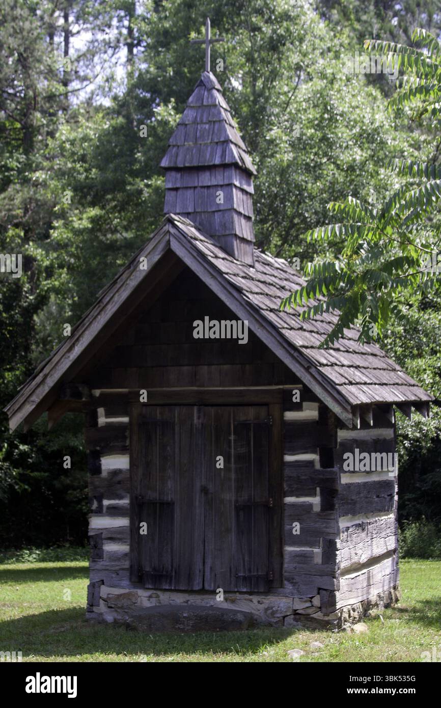 Questa piccola chiesa a lato della strada a Gibsonville, North Carolina, può essere di piccole dimensioni, ma è grande sul fascino e sempre aperta per una tranquilla riflessione. Foto Stock